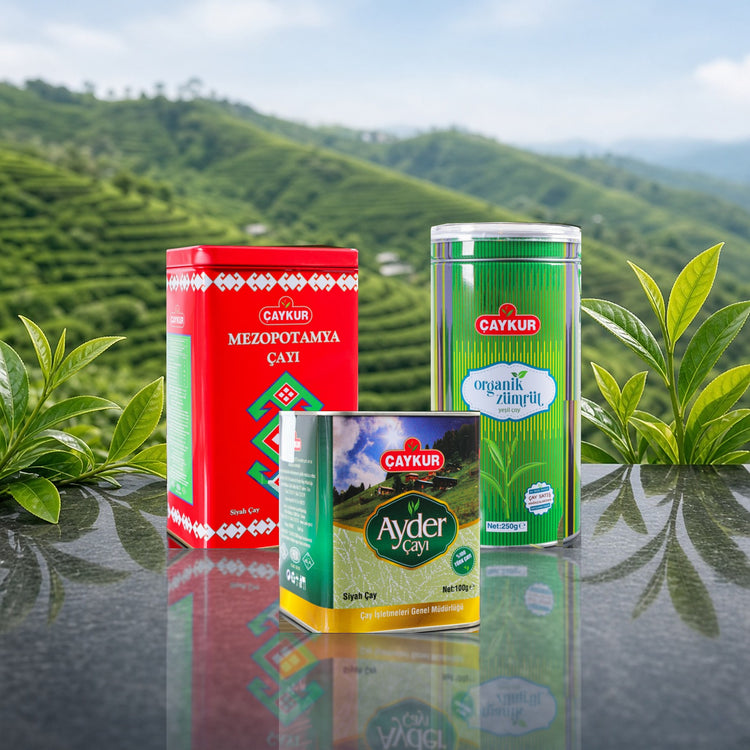 Yeni eklenen çaylar – Mezopotamya, Ayder ve Organik Zümrüt Yeşil Çay, Rize çay bahçeleri önünde