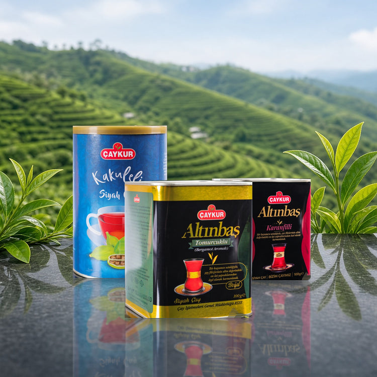 Bitki ve aromalı çaylar – Kakuleli, Bergamotlu ve Karanfilli Çaykur çayları, Rize çay bahçeleri önünde